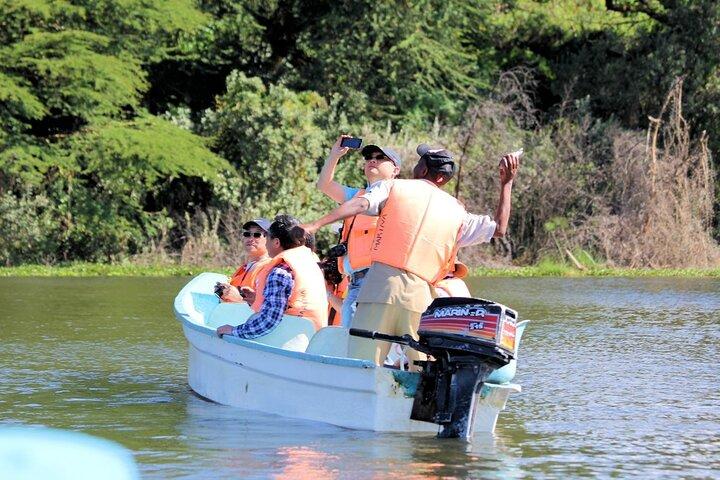 ヘルズゲート国立公園の自転車ツアーとナイバシャ湖でのボート乗馬