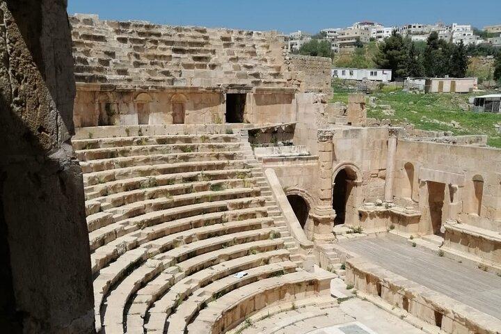 De Amã: excursão privada em grupo de dia inteiro Jerash Ajloun e Amã