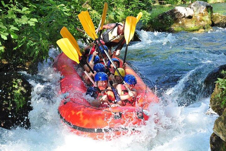 Desde Split/Omiš Tour guiado de rafting en aguas rápidas en el río Cetina