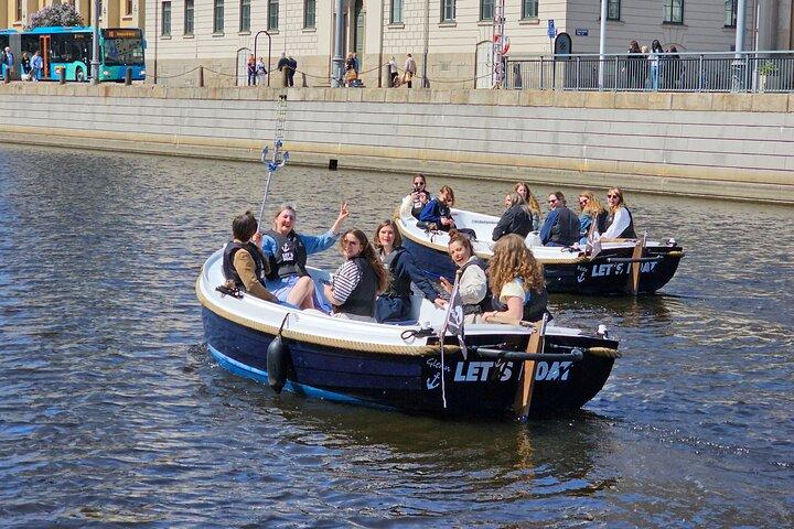 Selbstfahrendes Elektroboot in den Kanälen