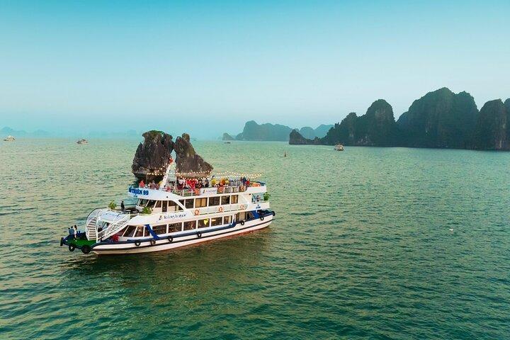 Halong Bay lyxkryssning resa: Titop Island, Amazing Cave & Kayak