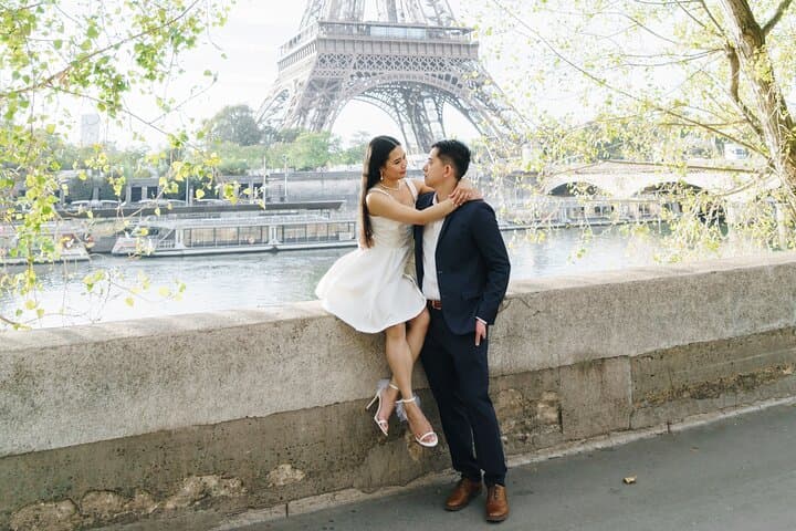 Photo Session in Paris - Photographer at the Eiffel Tower