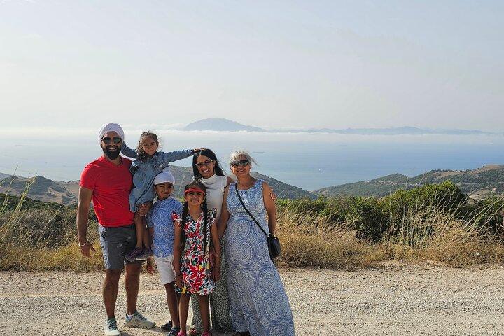 Viagem privada de um dia às vilas costeiras brancas e às praias saindo de Sevilha
