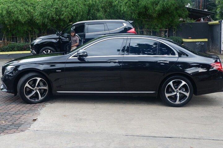 Huur een auto voor een hele dag Jakarta Mercedes E-Klasse (Executive Car)