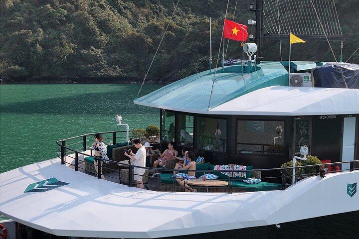 Premiumdagstur till Halong Bay och Lan Ha Bay med LYXKRYSSNINGAR