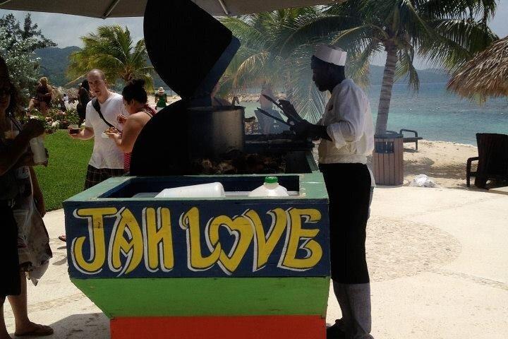Montego Bay Highlights Tour with Shopping & Bamboo River Rafting
