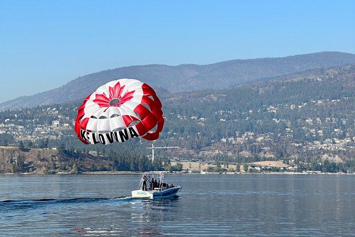Kelowna : Morgens Rabatt Parasailing Erfahrung
