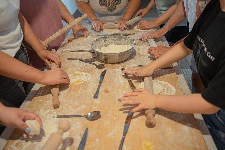 Small-Group Bologna Fresh Pasta Classe de cozinha em casa com vinho