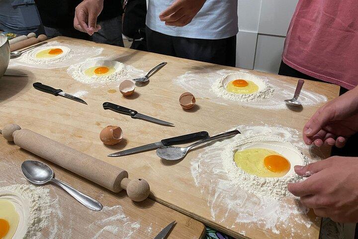 Small-Group Bologna Fresh Pasta Classe de cozinha em casa com vinho