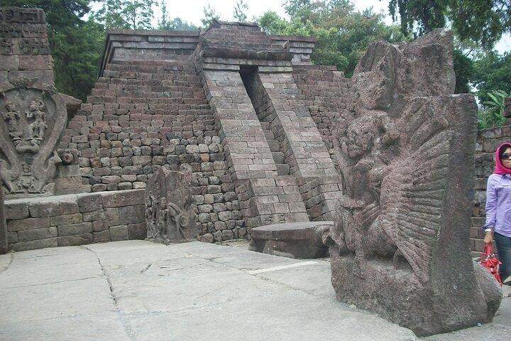 ジョグジャカルタからのSukuhとCetho寺院ツアー