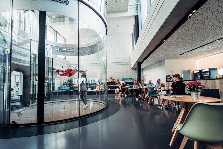 Bodyflying e paraquedismo indoor na FlyStation Munique
