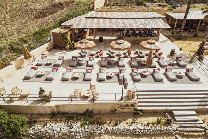 Ganztageskarte für den Cala Manbrù Beach Club