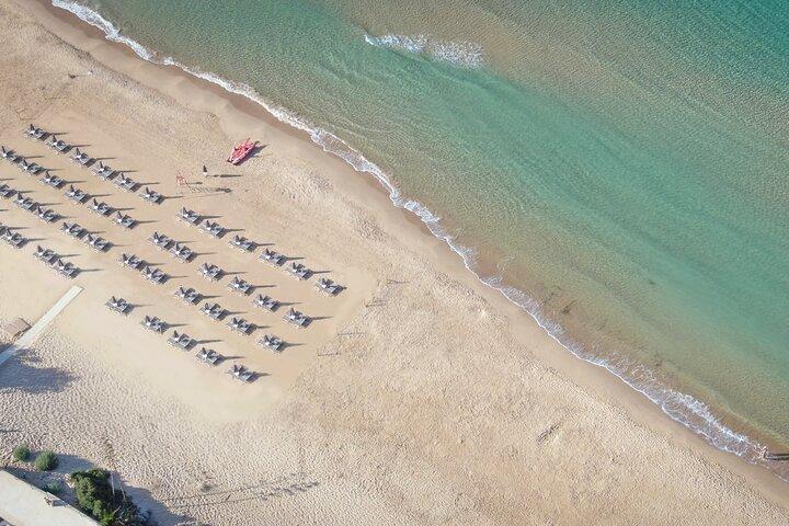 Ganztageskarte für den Cala Manbrù Beach Club