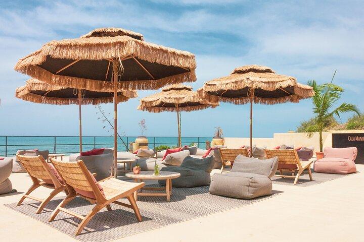 Ganztageskarte für den Cala Manbrù Beach Club