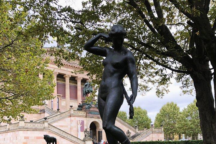 Quiz and fall in love on the Museum Island in Berlin