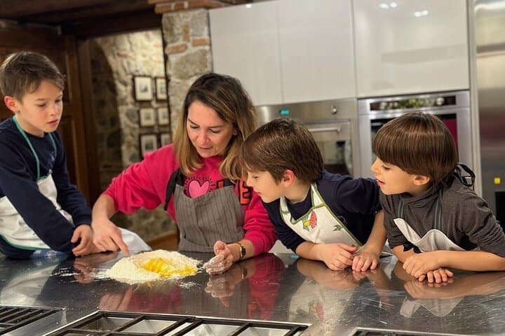Cooking class : Fresh pasta and tiramisu for children in Milan