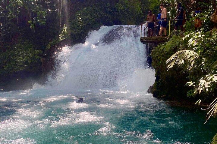 Blue Hole, Secret Falls & Bamboo River Rafting de Montego Bay