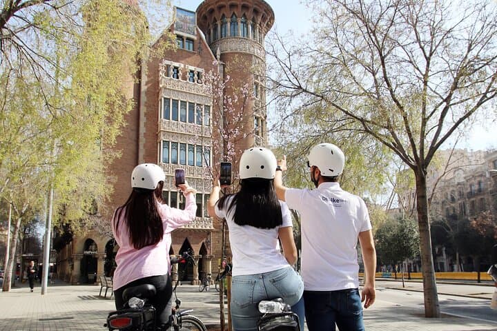 Tapas Tasting Bike/E-Bike Tour in Barcelona
