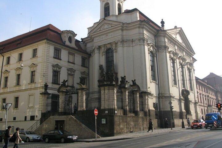 Walking Tour New Town of Prague, WWII & Communism (Tip-based)