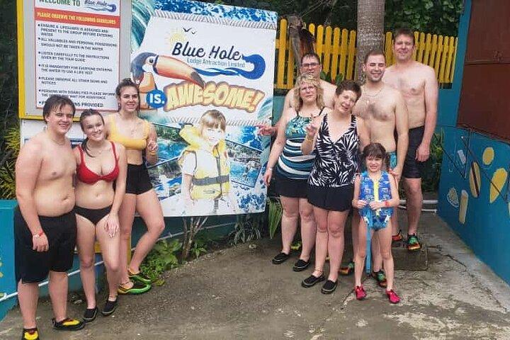 Excursión privada a Blue Hole Falls y River Tubing desde Montego Bay