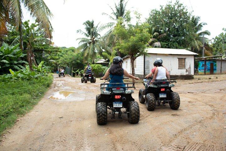 Excursion d'une journée à Roatan : VTT, paresseux, singes et tyrolienne