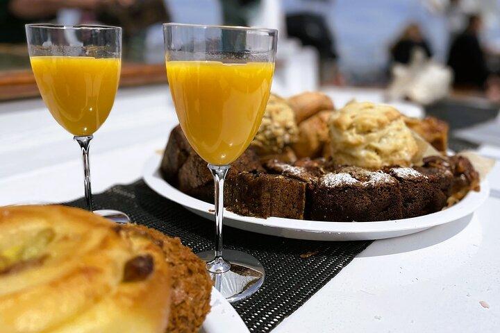 Pasticceria & Prosecco a bordo di una nave alta nel porto di Boston