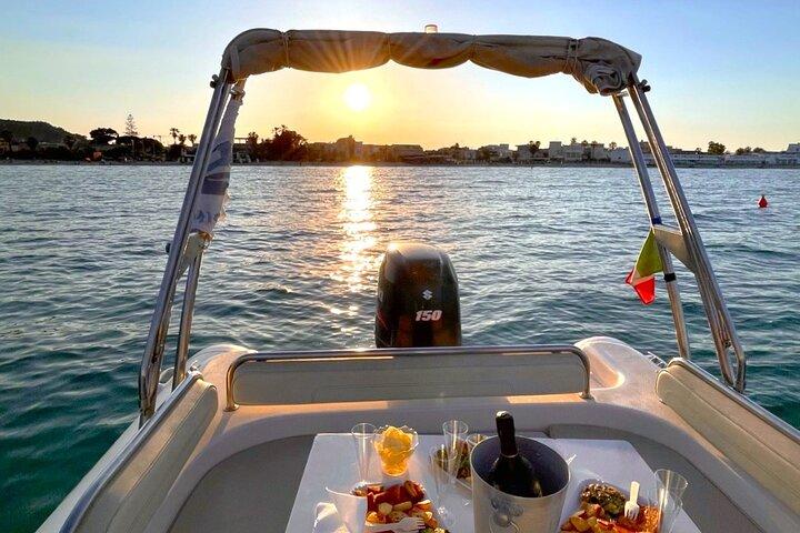Passeio de barco em Cagliari com a Sardatrips; Nade, mergulhe com snorkel, beba e faça um lanche.
