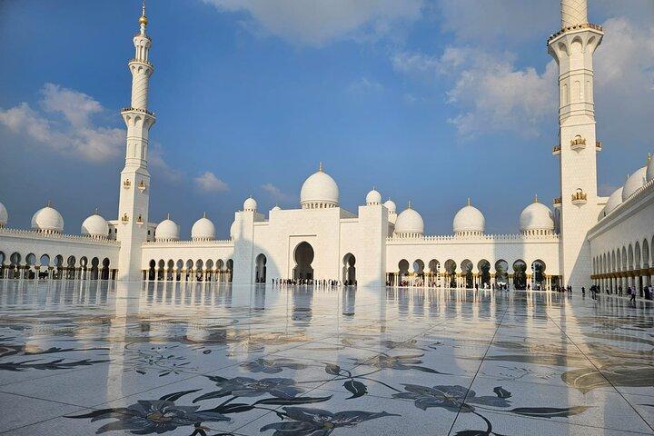 Découvrez Abu Dhabi: Visite privée de la ville avec entrée à la mosquée et au Louvre