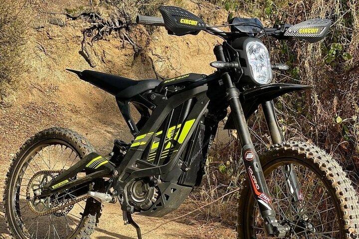 Ibiza: Ausflug mit dem Elektromotorrad