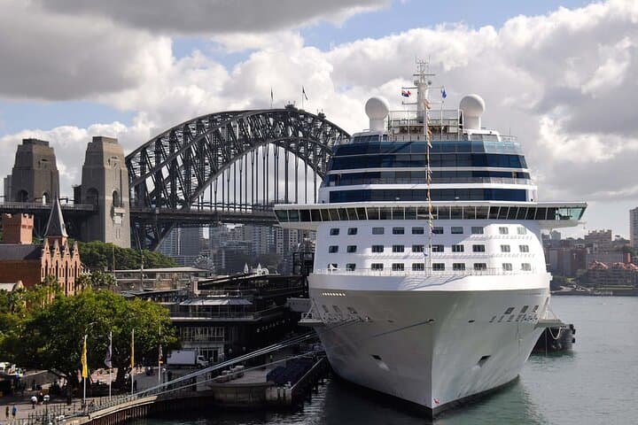 Private Arrival Transfer: Sydney Airport to Hotel or Cruise Port