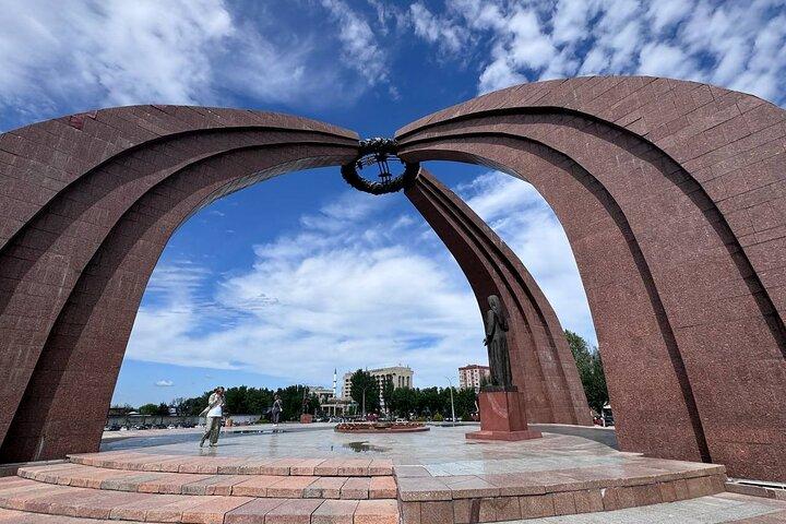 ビシュケク:ソ連の歴史、ソ連の建築家、彫像とモザイク