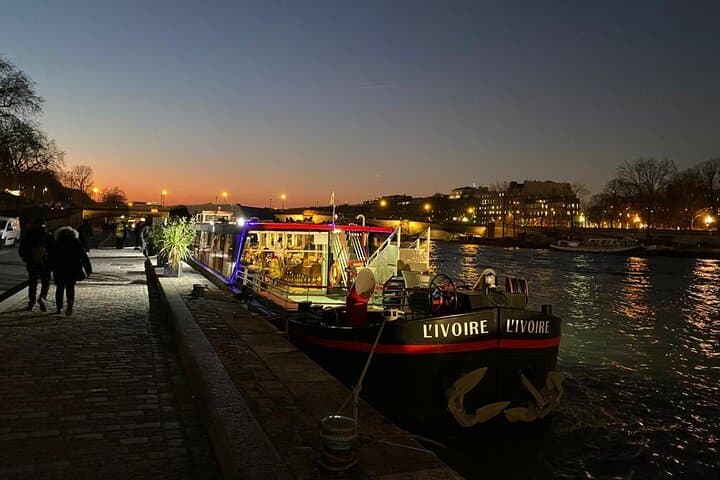 Paris Seine River dinner cruise from Alexandre III bridge