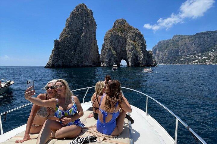 Bådtur mellem Amalfikysten og Capri