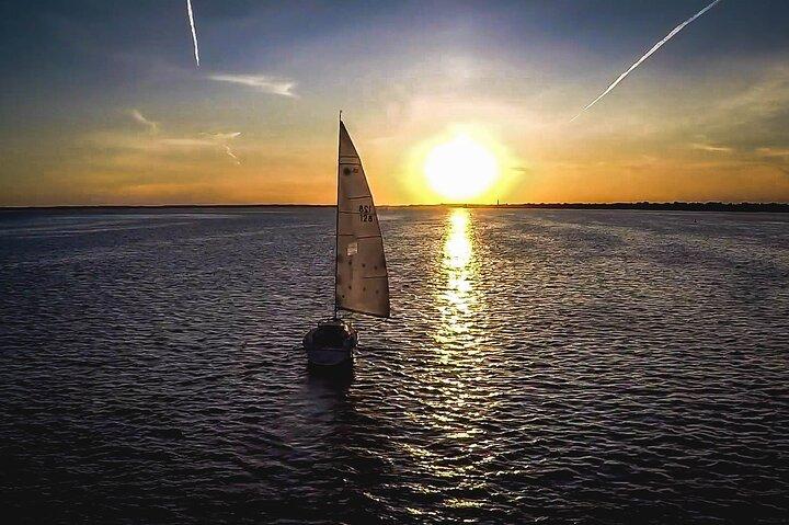 Lille gruppe Dolphin Sunset Tour på elektrisk sejlbåd Denia