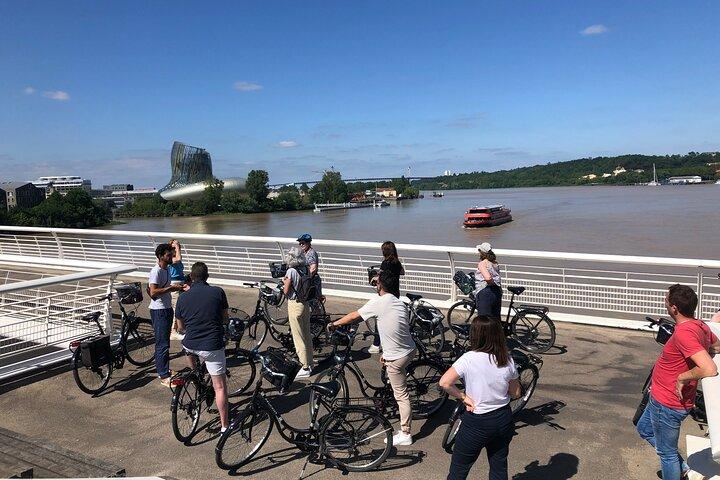 Bordeaux Essentials Sightseeing-Radtour mit einem lokalen Guide