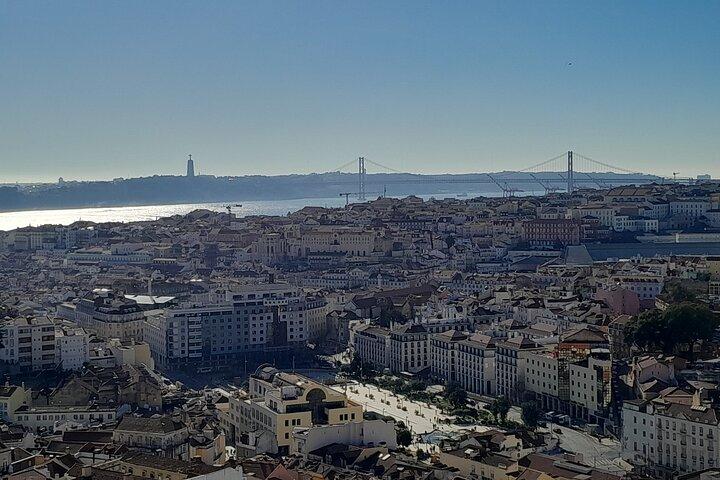 Tour della città vecchia di Lisbona Alfama con tuktuk