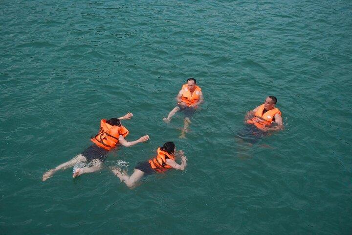 Boottocht van een hele dag naar Lan Ha Bay - Viet Hai vanaf het eiland Cat Ba