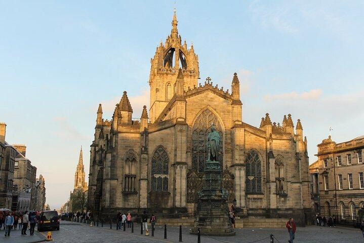 Excursão a pé pela cidade de Edimburgo com auto-guia e caça ao escavadeiro