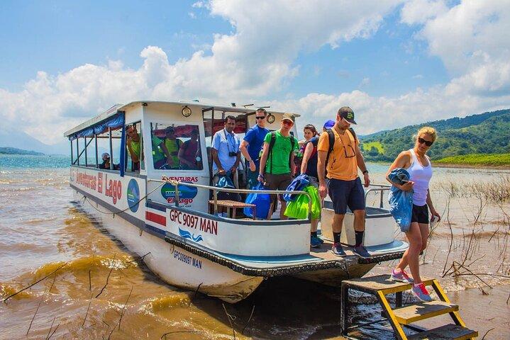 Shuttle von Arenal nach Monteverde mit Seeüberquerung (Kleinbus + Boot + Kleinbus)