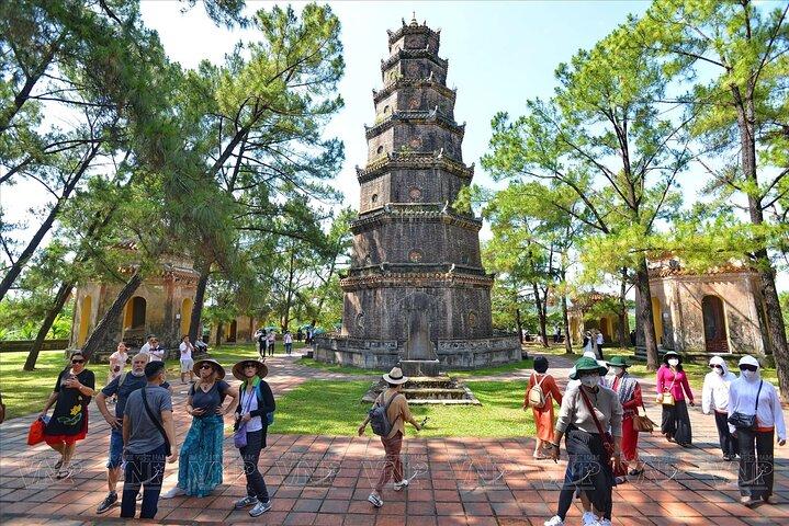 Tour della città di Hue in auto privata e autista che parla inglese