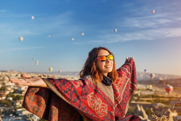 イスタンブールからの飛行を伴うカッパドキア日の出熱気球