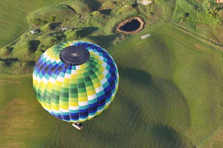 Montgolfière au-dessus des collines de Pienza, Montalcino et Val D'Orcia