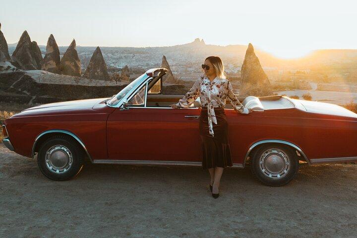 Visite privée au coucher du soleil en Cappadoce avec une voiture vintage classique