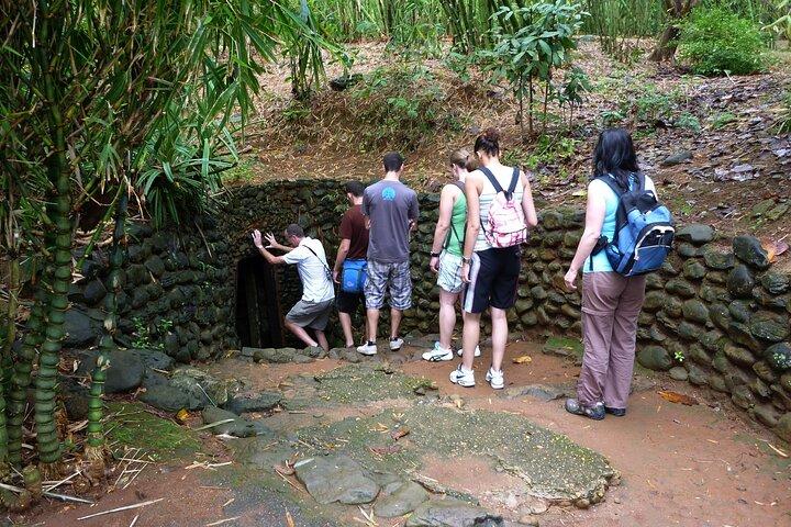 Small Group Adventure DMZ Tour och Vietnam War History från Hue