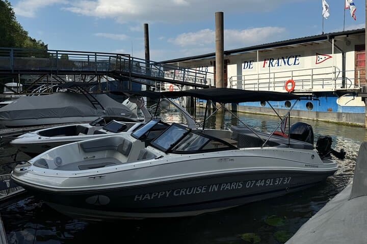 Private cruise on the Seine with Happy Cruise in Paris