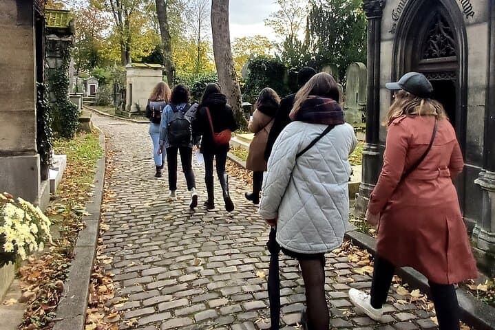 Who Killed Victor ? Inquiry at the Père Lachaise Cemetery