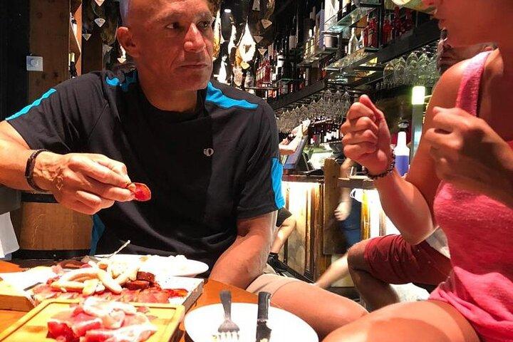 Barcelonas Tapas-Tour zum Mittag- oder Abendessen: Essen, Getränke, Glück!