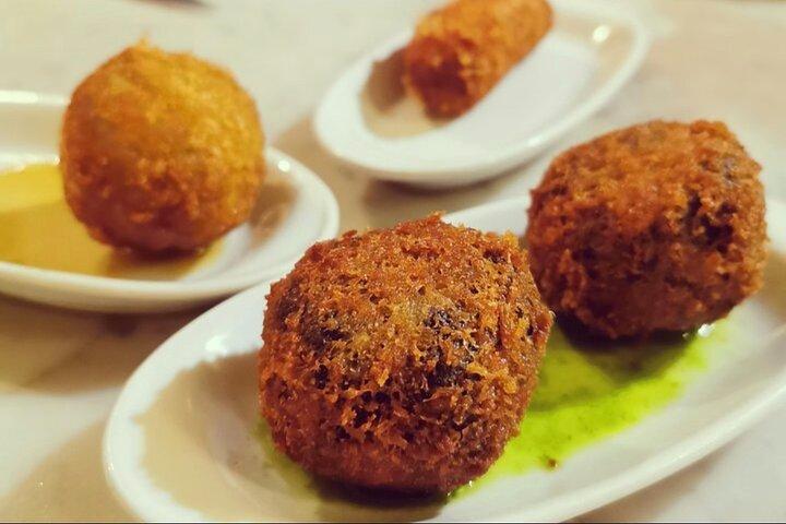 Barcelonas Tapas-Tour zum Mittag- oder Abendessen: Essen, Getränke, Glück!