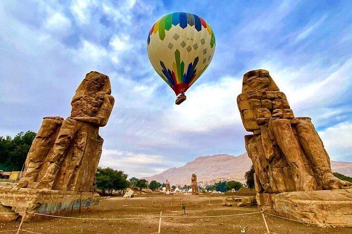 Espectáculo de luz y sonido en Karnak, incluido el templo de Luxor de noche