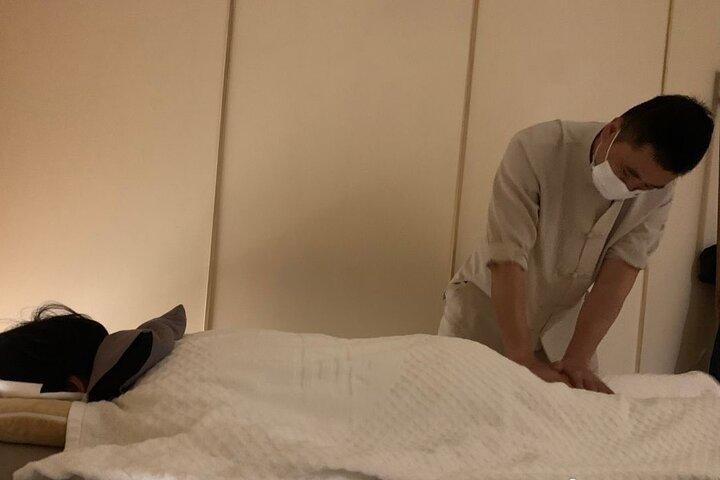 Experiência de massagem chinesa tradicional com almoço saudável